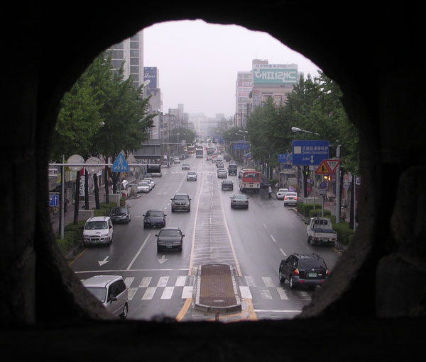 Seoul, strada dal buco