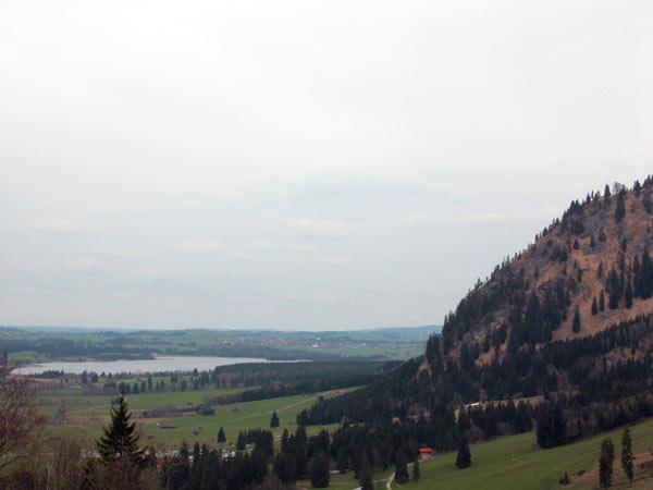 montagne bavaresi e sullo sfondo il lago Forggensee