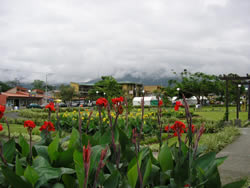 il vulcano arenal coperto dalle nubi