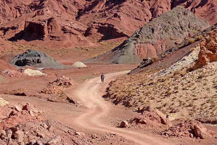strade e roccia multicolore