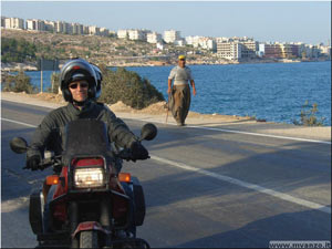 Costa Mediterranea. Mototuristi... e pastore con maglia Valentino